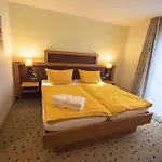 Achtern 3*
