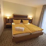 Achtern 3*