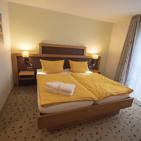 Achtern 3*